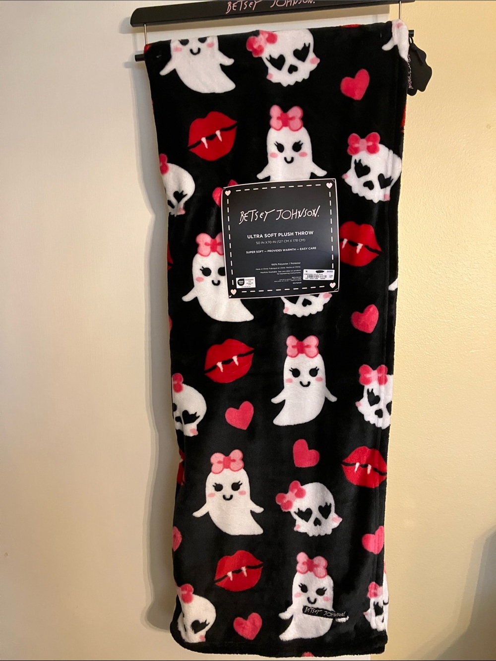 💋Betsey Johnson adorable Halloween plush throw blanket ghosts skulls lips NWT